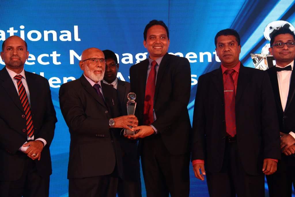 SriLankan Airlines Head of Information Technology Chamara Perera (Centre) receiving the Award at the ceremony