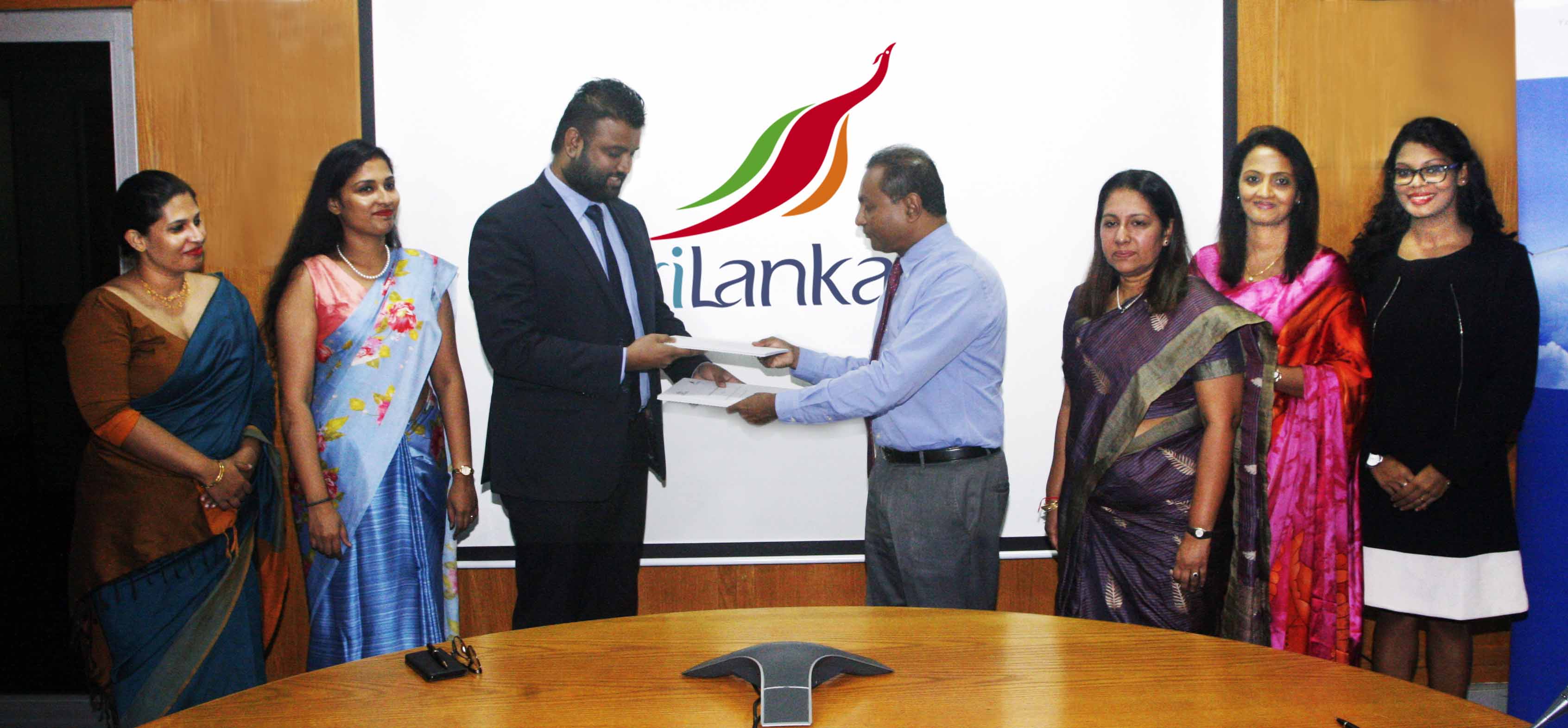 Chairman, Colombo Institute of Research and Psychology Dr. Darshan Perera exchanging MOU documents with the Head of Human Resources, Sri Lankan Airlines Pradeepa Kekulawala (center)