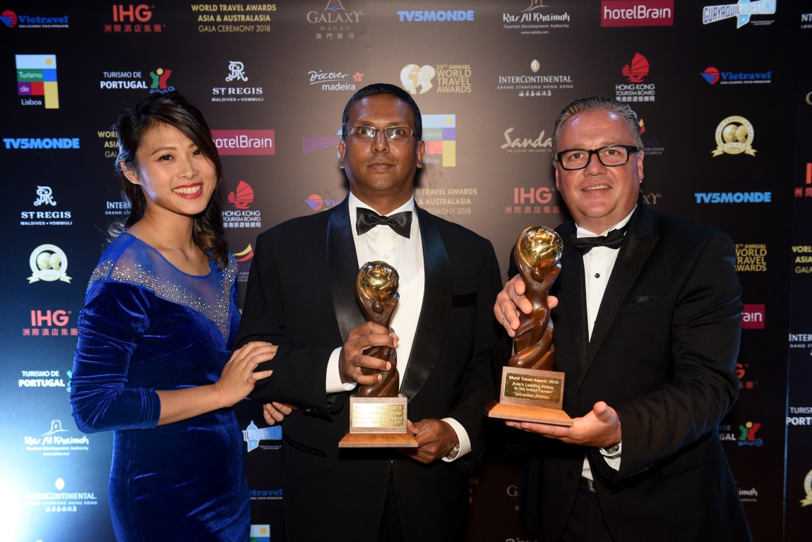 SriLankan Airlines Manager Hong Kong, Mr. Pradeep Durairaj (centre) with the WTA officials after receiving the awards