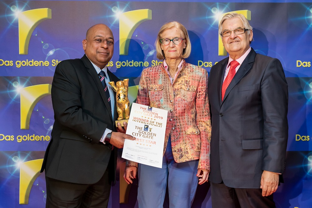SriLankan Airlines, Regional Head Europe, Mr. Manoj Gunawardena receiving one of the awards from Golden City Gate Awards President Wolfgang Jo Huschert