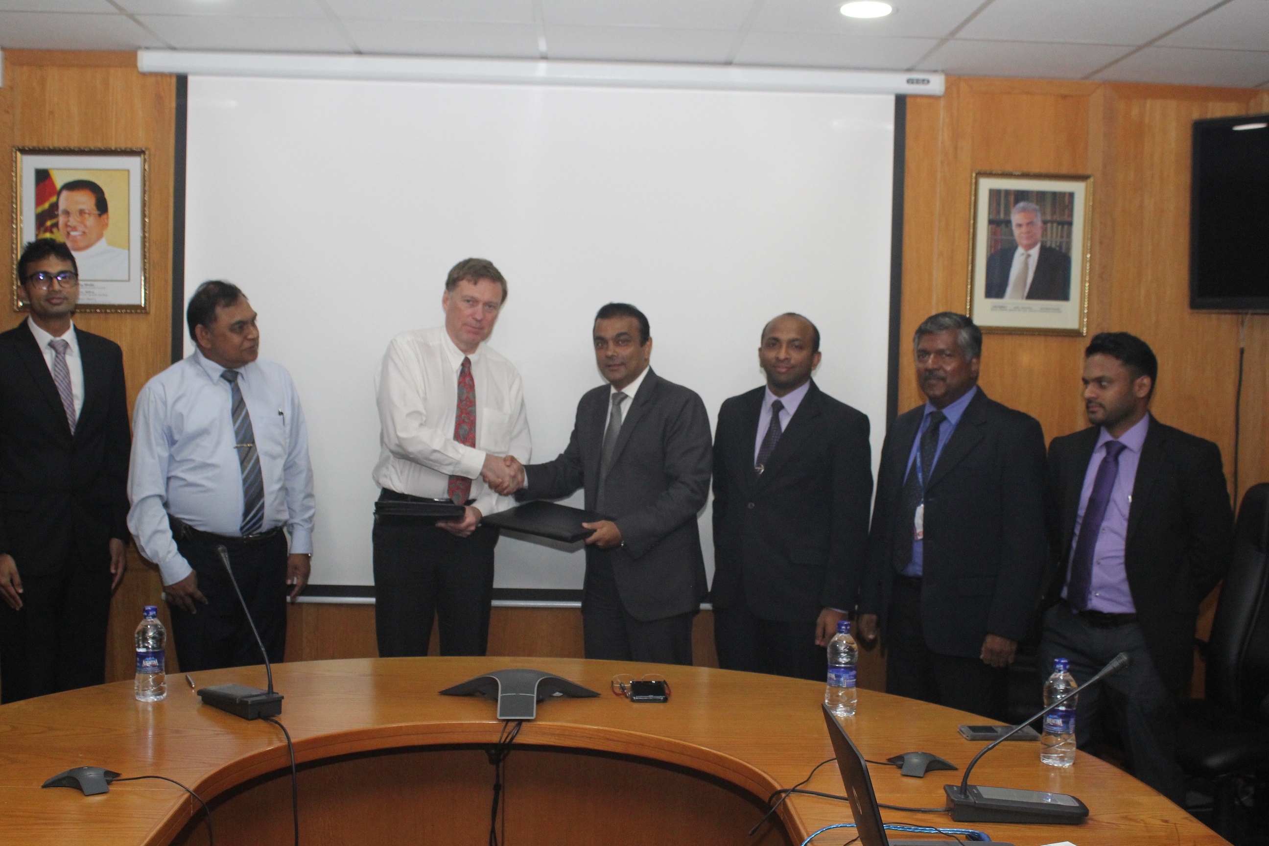 Signing of the MOU: Prof. Peter Barrington, Head of the Department of Aerospace and Aircraft Engineering of Kingston University and Mr. Primal De Silva, General Manager, SriLankan Aviation College, together with Prof. H.Y. Ranjit Perera, Dean of IESL College of Engineering Sri Lanka, and Management and Engineering Instructors of SriLankan Aviation College.
